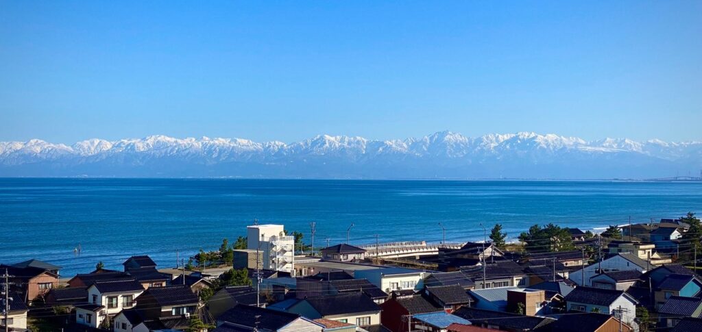 海越しの立山連峰