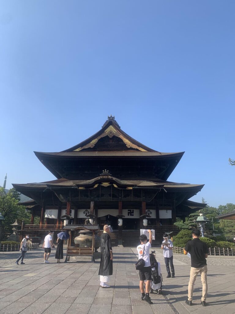 長野県の善光寺からのオンラインツアー配信の様子