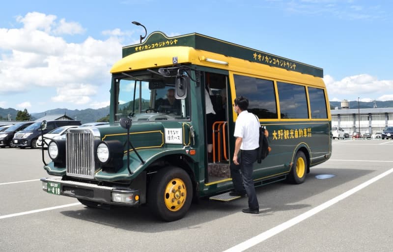 昭和レトロな「ボンネットバス」で城下町ぐるり…福井県大野市の観光バス業、2007年式を導入 | ツーリズムメディアサービス