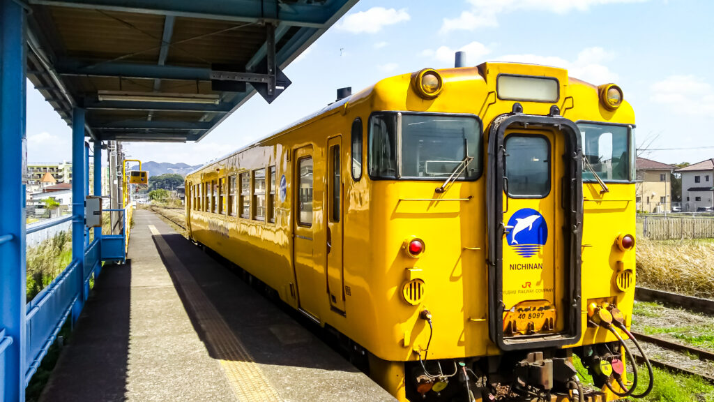 志布志駅に止まる日南線の列車