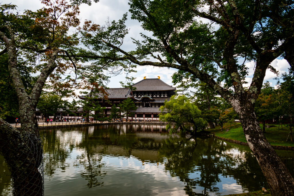 東大寺大仏殿を映し出す鏡池