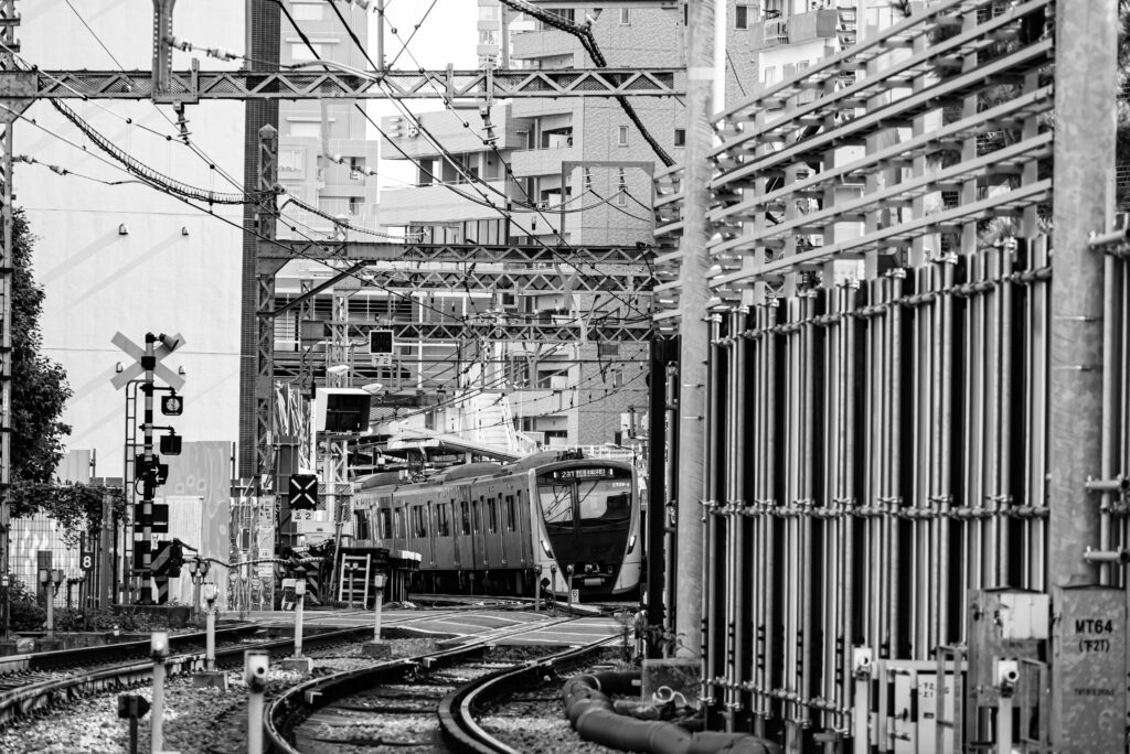 八ツ山橋踏切から見た北品川駅方面、こちらもS字カーブ 右側に高架線が作られる予定！