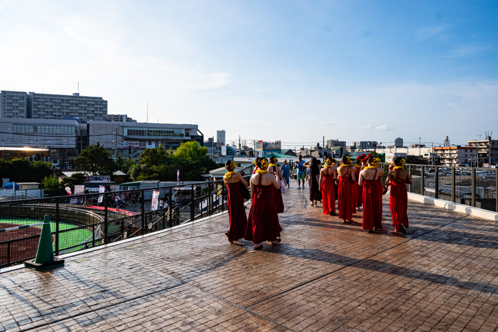 舞台を終え、町中に戻っていく出演者たち