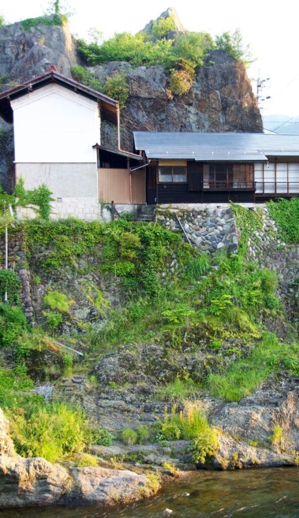 白龍神社の岩盤の裏手にある宿