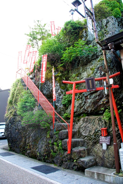 白龍神社の岩盤、隠し扉のよう