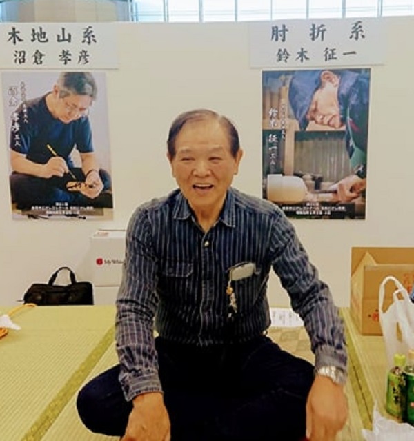 P2305 鈴木征一 奥山庫治 肘折系 等 伝統こけし いずめこ 3点 民芸品 伝統「肘折こけし」歴史と特徴 | ツーリズムメディアサービス（TMS）