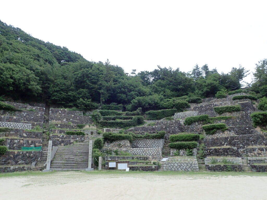 富岡八幡神社の「石の桟敷」