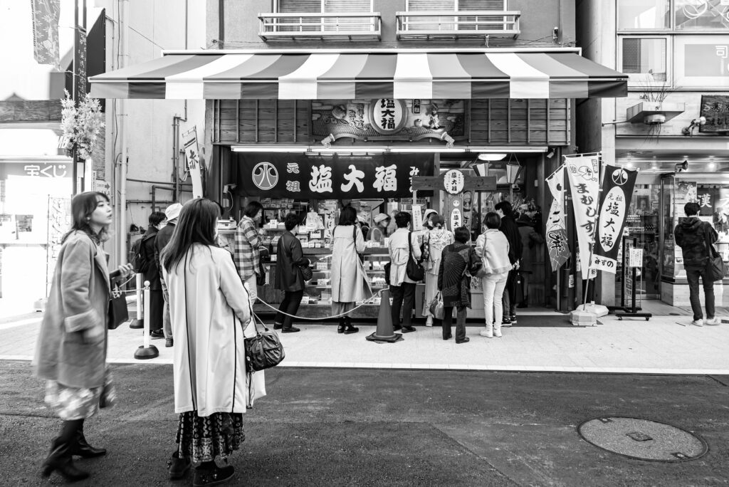 通りの中に何軒も塩大福屋さん