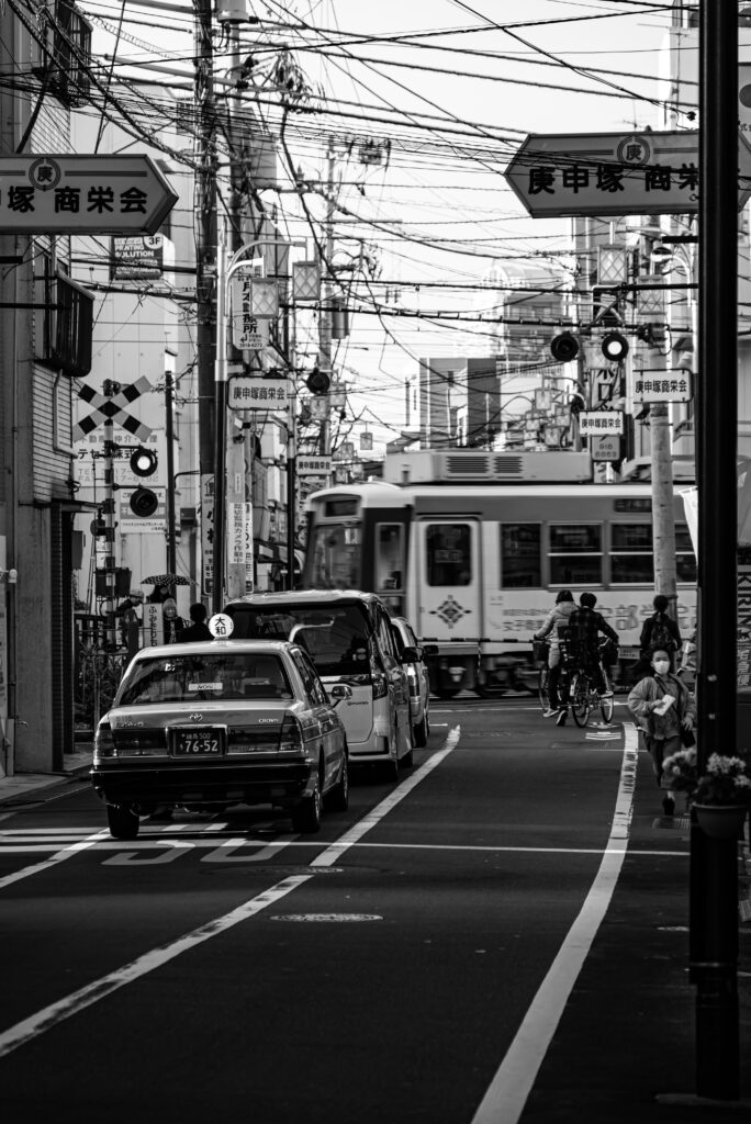 旧中山道を通り抜ける電車