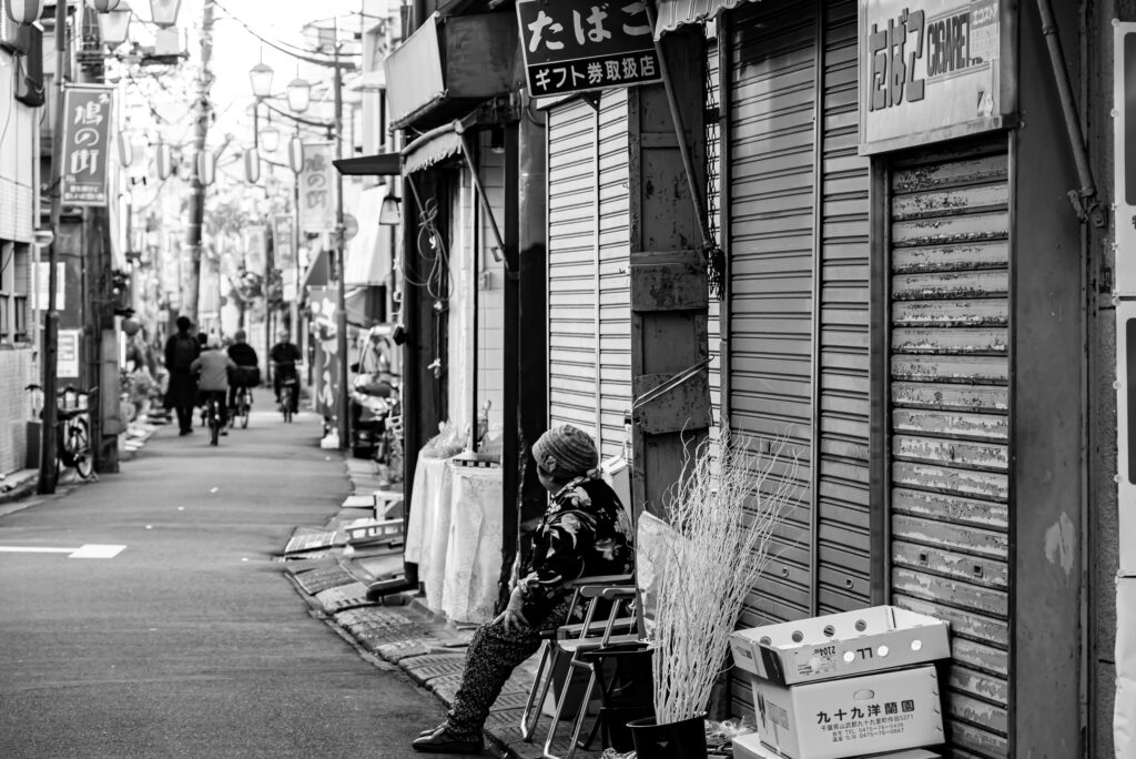 花屋の女将さんの定位置はこちら