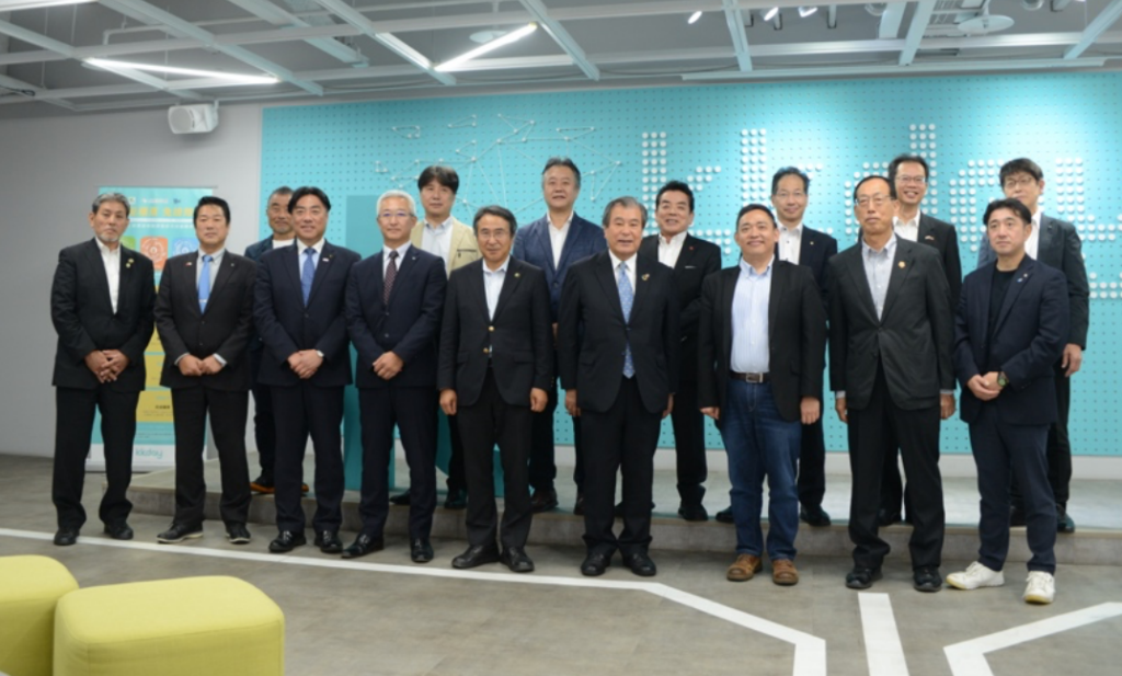 KKdayグループの陳明明創業者兼CEO（前列、右から3番目）とKKday台湾グループを訪れた美伊豆の会員