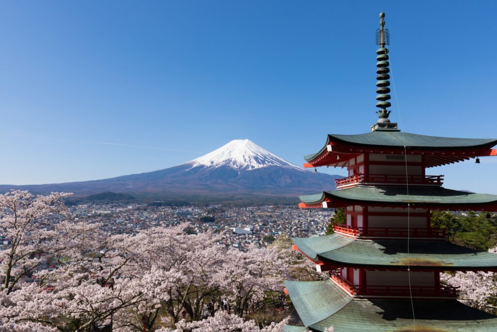 訪日外国人、誰もが向かうこの場所「新倉山浅間神社」