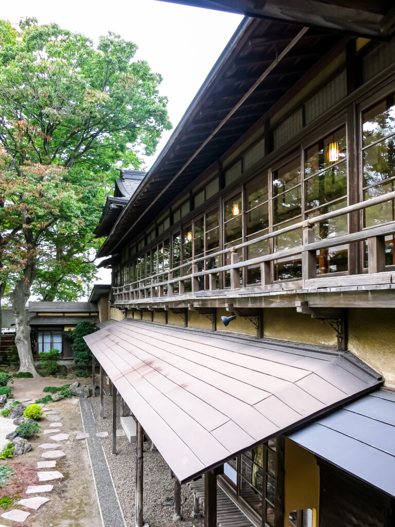 大広間からは枯山水の中庭を望むことができる