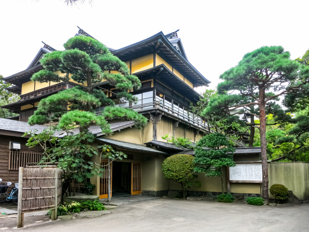 木都の迎賓館「金勇」の玄関と全景