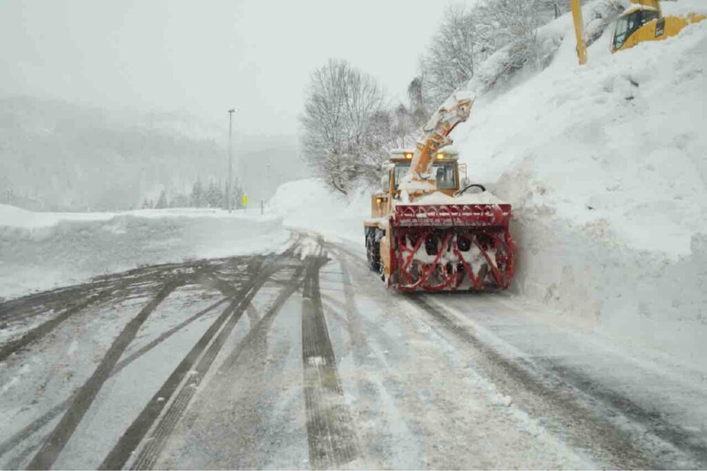 肘折温泉の除雪ロータリー車