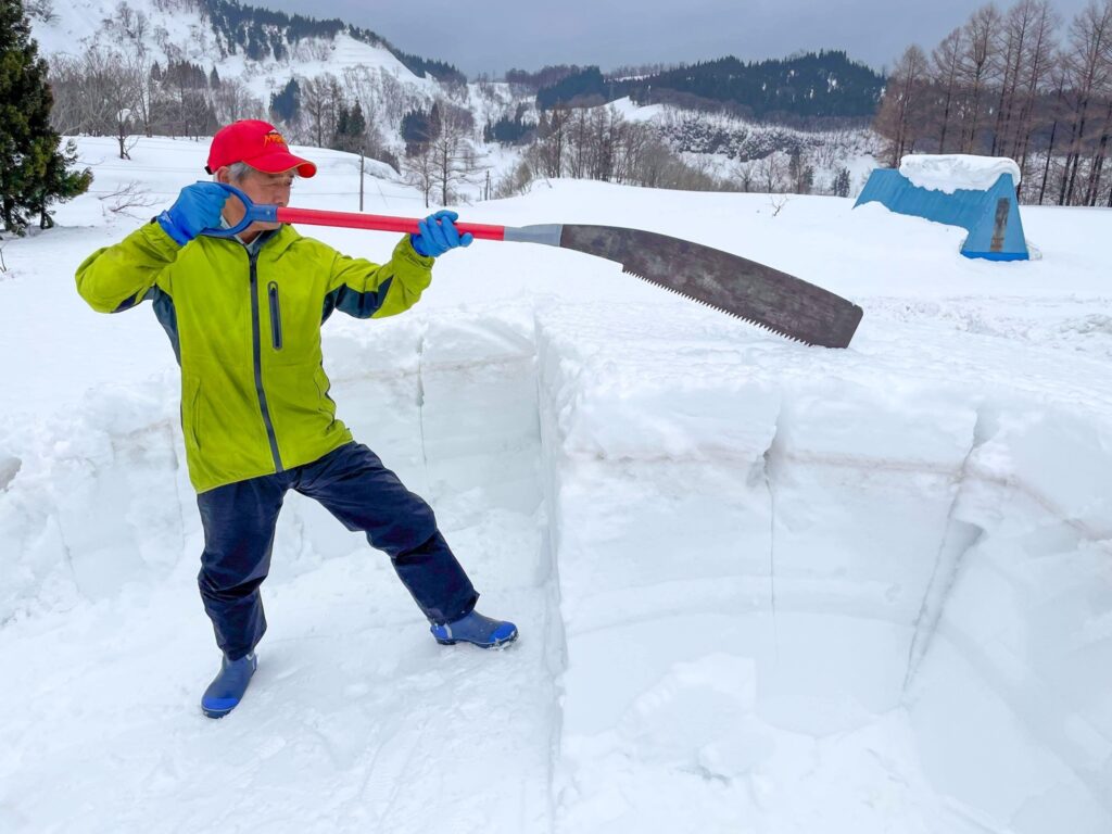 雪の塊を切り分ける「雪のこぎり」作業