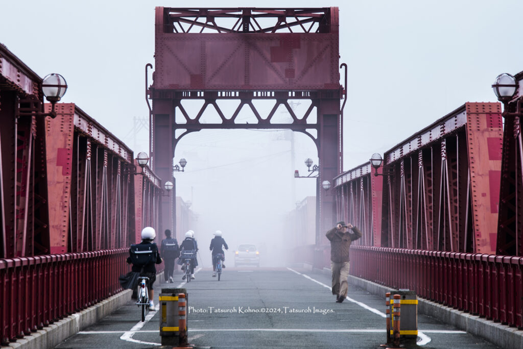 日本最古の開閉橋の通学風景