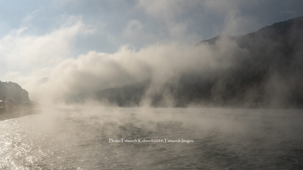 河口の川面で発生する「蒸気霧」