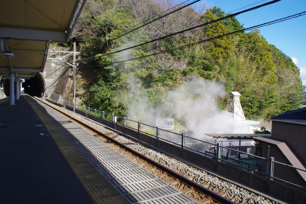 あいまいな旅行記　下田　温泉櫓からの噴煙がホームに届きそう