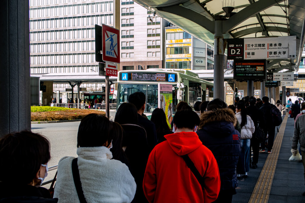 主要観光地行のバス停は、長蛇の列