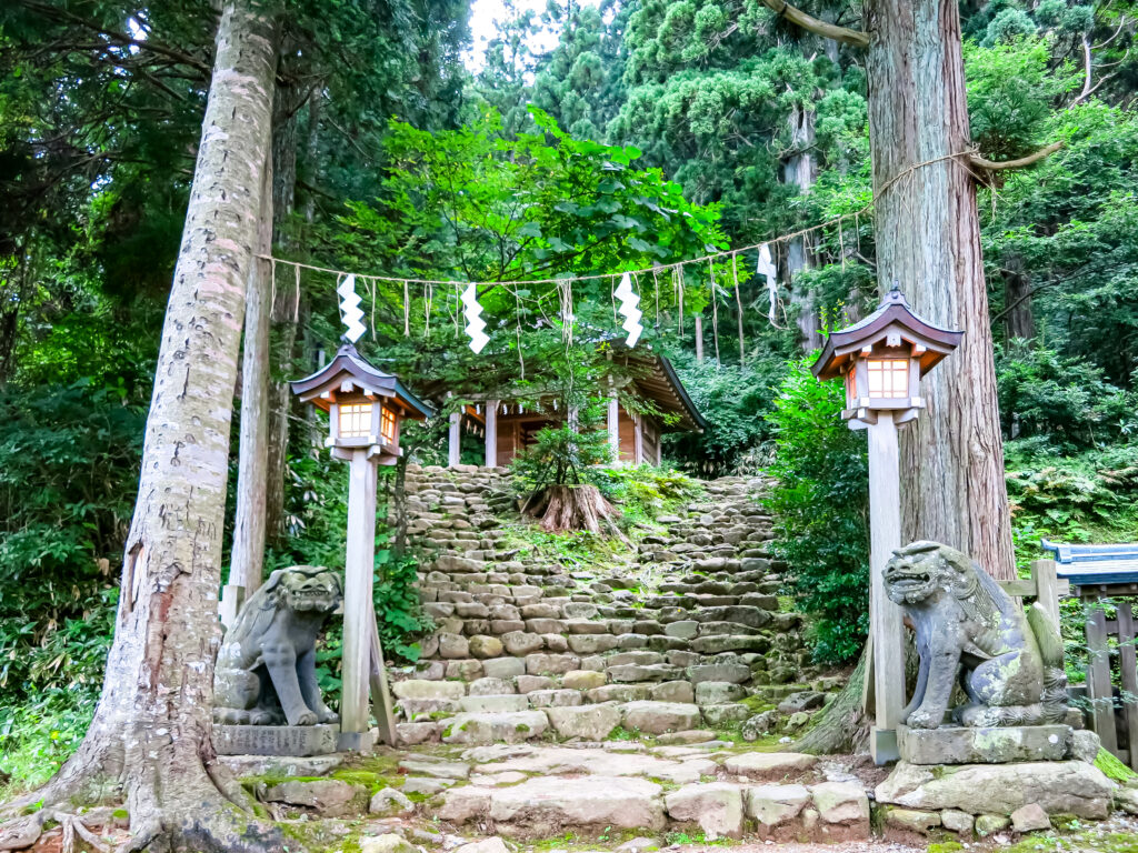 なまはげの基なる「真山神社」