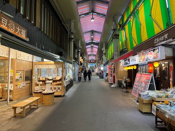 閑散としている金沢・近江町市場。コロナ禍が戻ったかのような状況に。