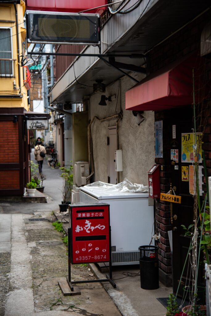 路地裏のディープなお店が、町の通り抜け！