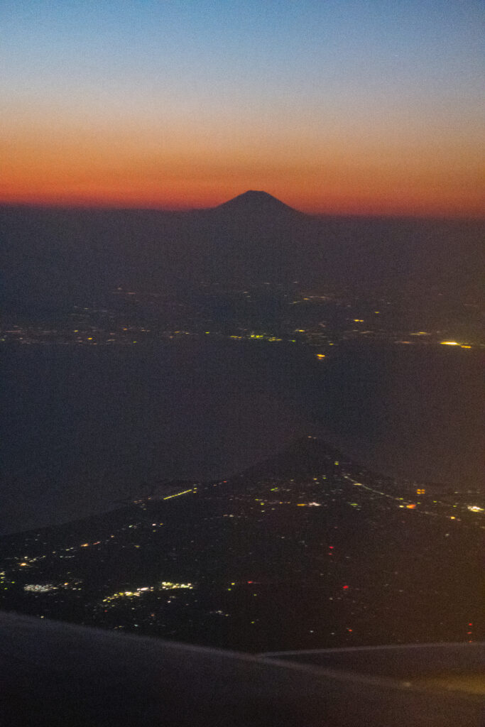 富津岬が指さす方向に夕暮れのシルエット