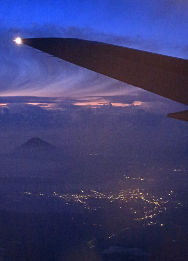 沼津の夜景と富士山シルエット