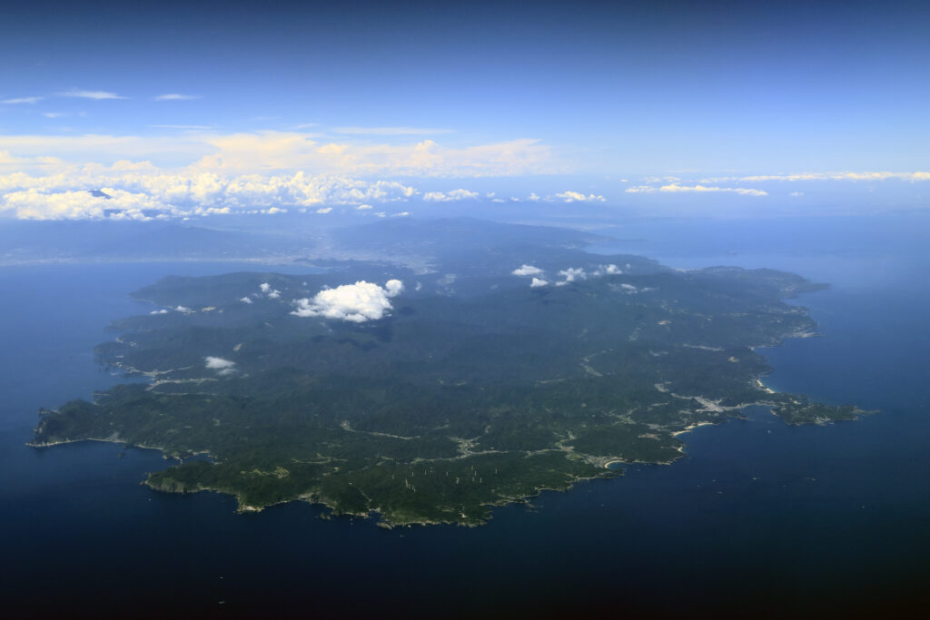 伊豆半島越しの富士山、雲の中に少しだけ･･･