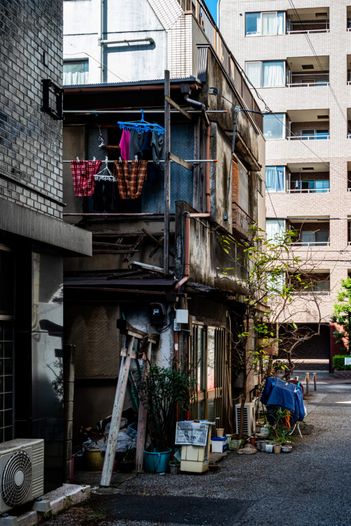 裏通りには、古き木造住宅も残る