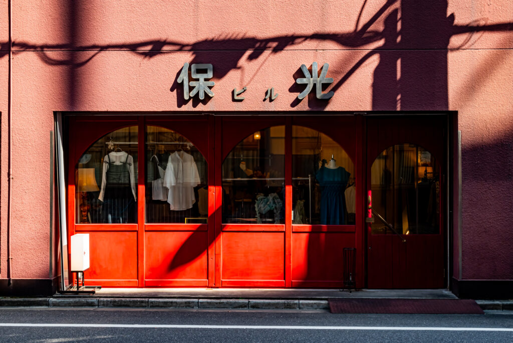 ビルの1階で婦人服を扱うお店