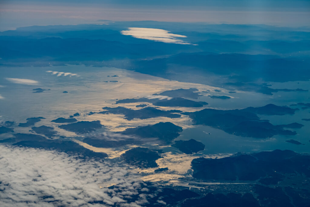 しまなみ海道の島々、縫うように橋が架かっている