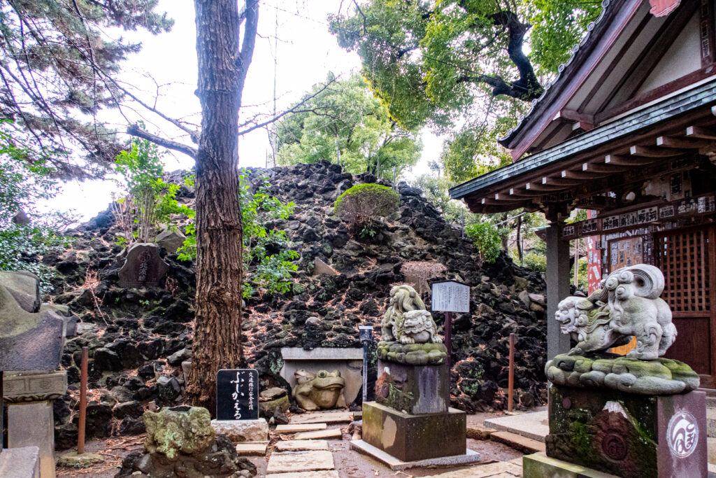 品川神社の境内の富士塚