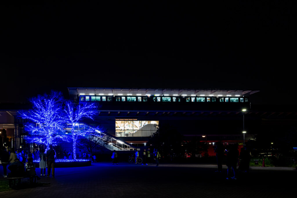 日暮里舎人ライナー「舎人公園駅」夜の姿