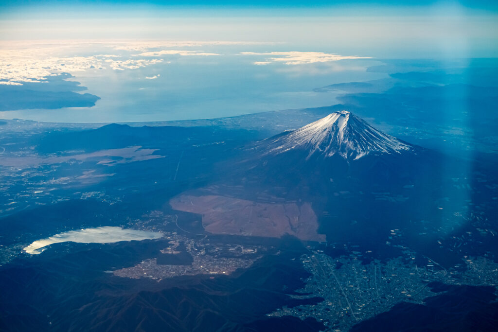 水鏡のような山中湖と相模湾の景色