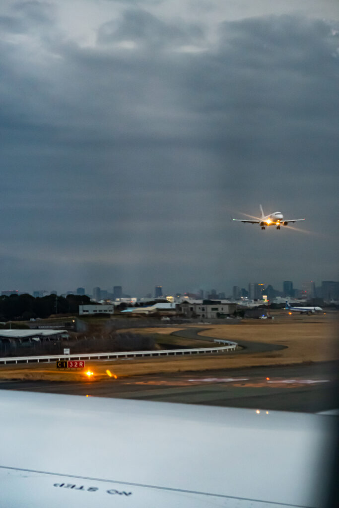 夕暮れ、着陸する航空機