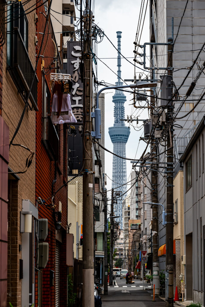 電柱電線の向こうにすらりと