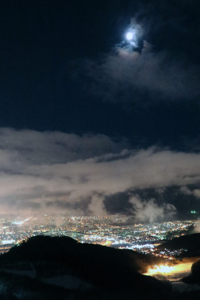 満月が札幌市街地を照らす～藻岩山山頂にて～