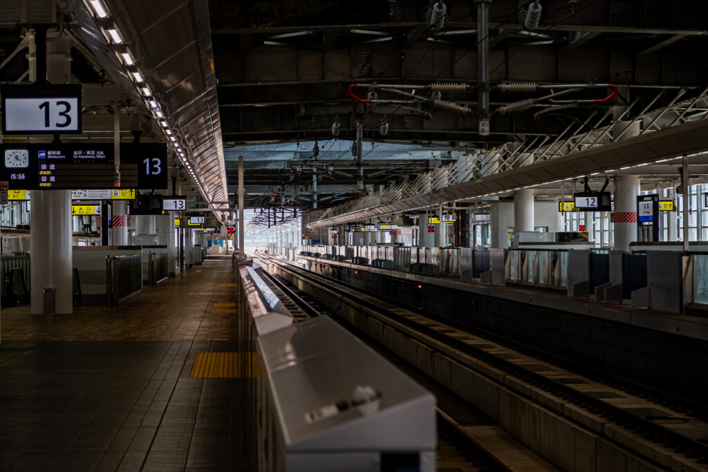 14番線に出発を待つかがやき号、 夏休みながら、閑散とした敦賀駅ホーム