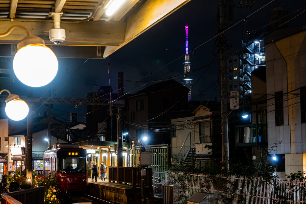 夜になるとスカイツリーもピカピカと（三ノ輪橋停留所）