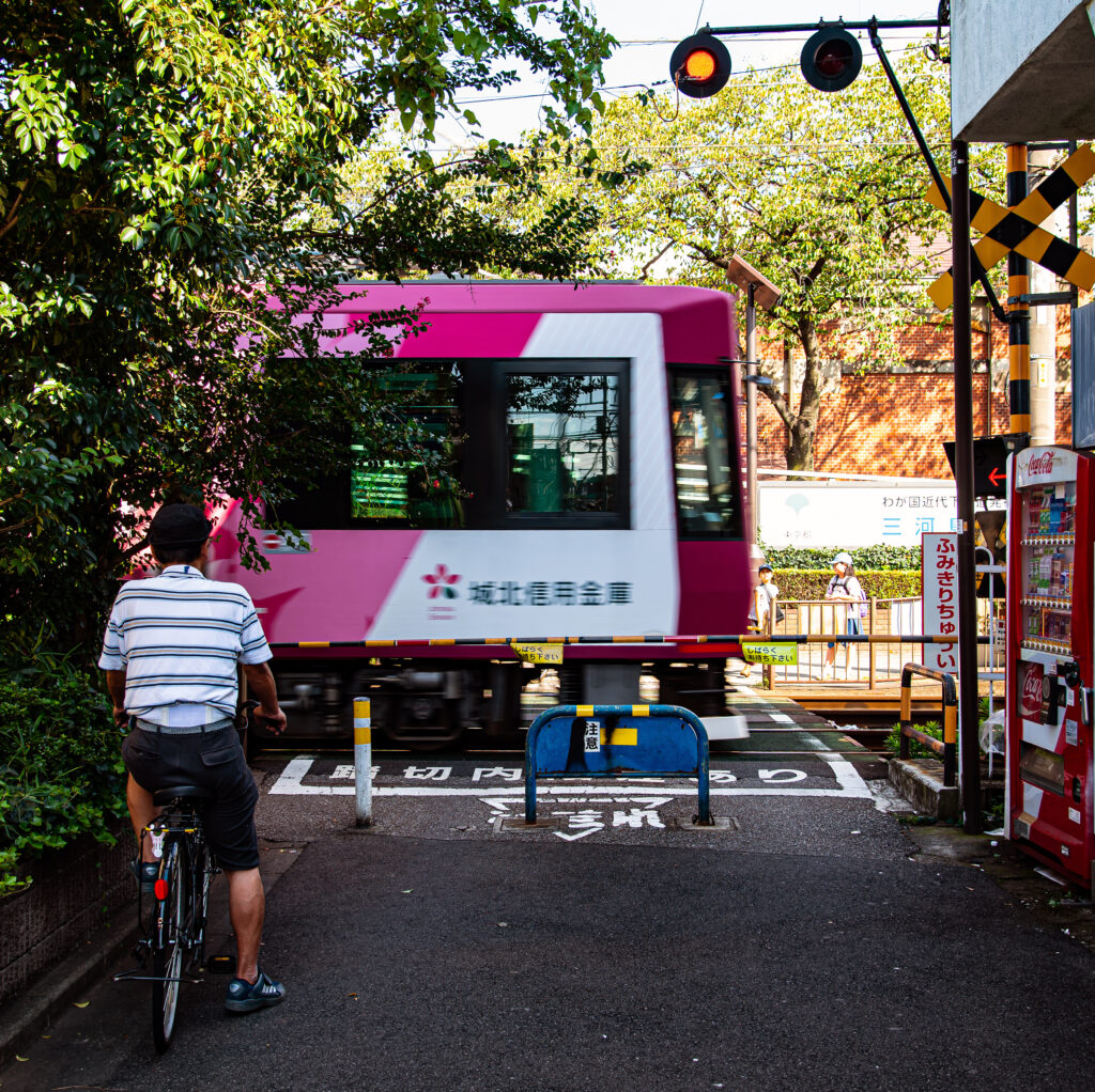 かわいい踏切の向こう側は自然公園（荒川二丁目停留所）