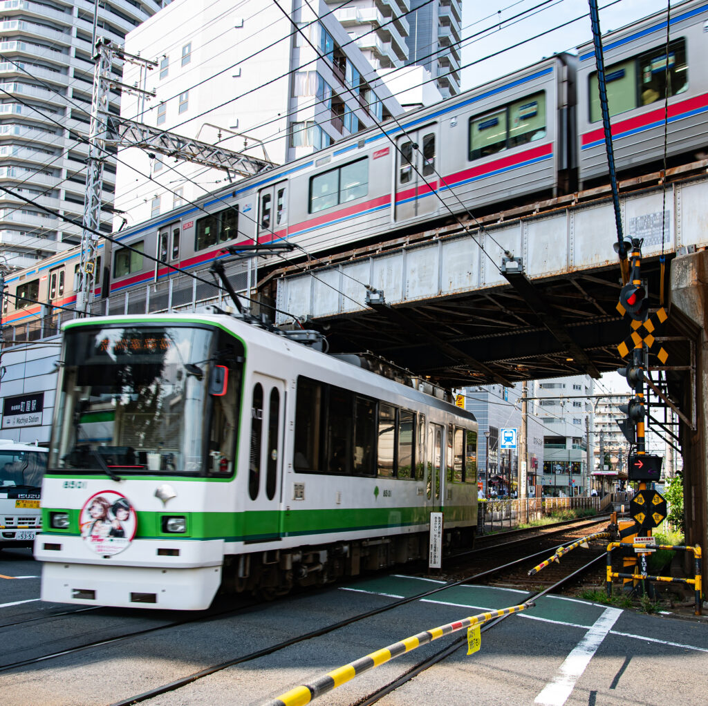 京成電車と都電がクロスする（町屋駅前）