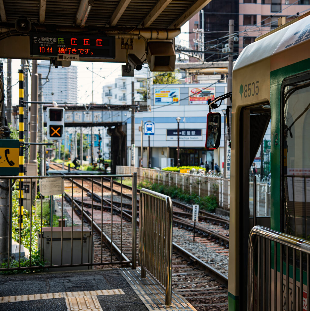 発車を待つ三ノ輪橋行き電車