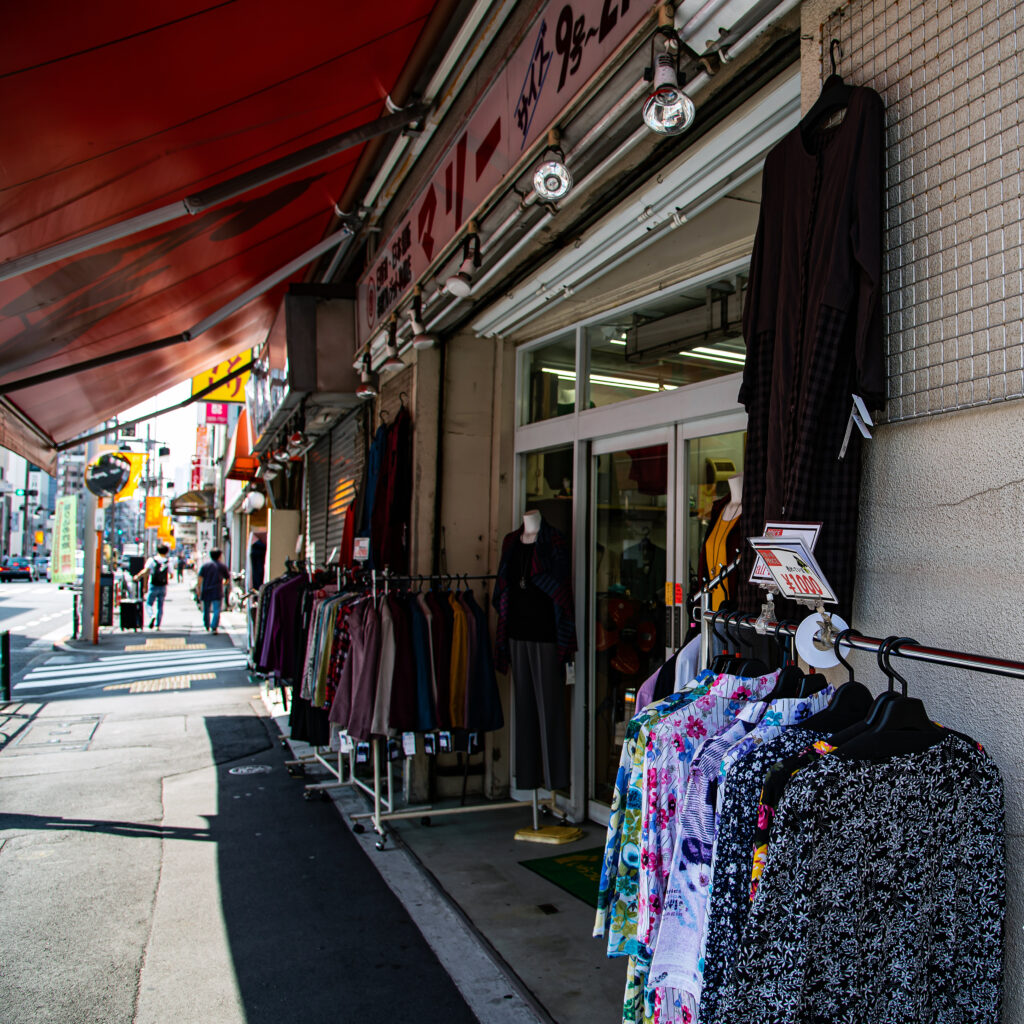 尾竹橋通りは、活気のある商店街