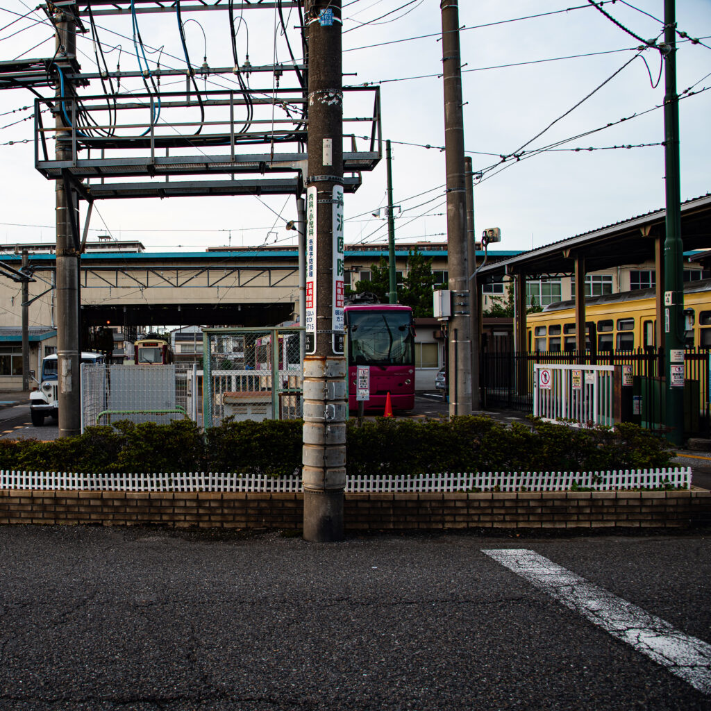 旧車両が静態保存される横に現役車両が