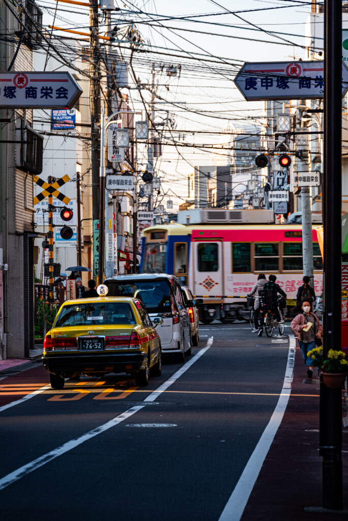 旧中山道の踏切を通過する（庚申塚）