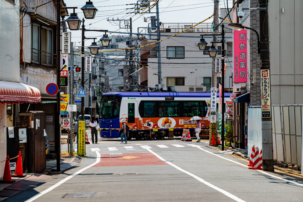 鬼子母神前停留所の踏切を通過（参道より）