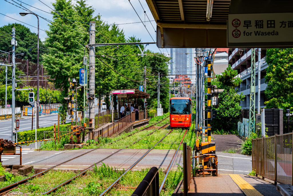 学習院下停留所、電車とクルマが並んで走る