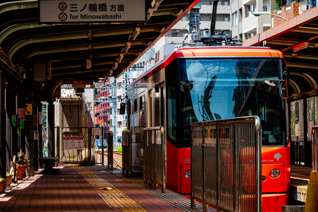 終着「早稲田」停留所、道路の真ん中にひっそりと